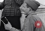 Standbild Italienerin singt Frattamaggiore Italien, 1944, aus Sekunde 42 historischem Filmmaterial Videoclip 65675029159