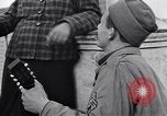 Standbild Italienerin singt Frattamaggiore Italien, 1944, aus Sekunde 43 historischem Filmmaterial Videoclip 65675029159