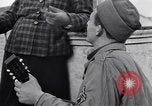 Standbild Italienerin singt Frattamaggiore Italien, 1944, aus Sekunde 44 historischem Filmmaterial Videoclip 65675029159