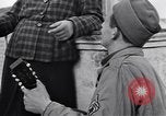 Standbild Italienerin singt Frattamaggiore Italien, 1944, aus Sekunde 46 historischem Filmmaterial Videoclip 65675029159
