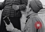 Standbild Italienerin singt Frattamaggiore Italien, 1944, aus Sekunde 48 historischem Filmmaterial Videoclip 65675029159