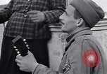 Standbild Italienerin singt Frattamaggiore Italien, 1944, aus Sekunde 49 historischem Filmmaterial Videoclip 65675029159