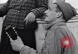 Standbild Italienerin singt Frattamaggiore Italien, 1944, aus Sekunde 50 historischem Filmmaterial Videoclip 65675029159