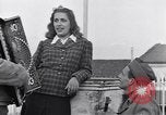 Standbild Italienerin singt Frattamaggiore Italien, 1944, aus Sekunde 51 historischem Filmmaterial Videoclip 65675029159