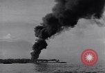 Image burning American vidage d'alimentation d'huile Purata Bougainville Papouasie Nouvelle Guinée, 1943, de la seconde 4 séquences d'archives historiques vidéo 65675029164