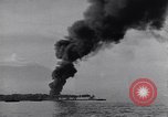 Image burning American vidage d'alimentation d'huile Purata Bougainville Papouasie Nouvelle Guinée, 1943, de la seconde 5 séquences d'archives historiques vidéo 65675029164