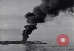 Image burning American vidage d'alimentation d'huile Purata Bougainville Papouasie Nouvelle Guinée, 1943, de la seconde 16 séquences d'archives historiques vidéo 65675029164