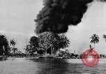 Image burning American vidage d'alimentation d'huile Purata Bougainville Papouasie Nouvelle Guinée, 1943, de la seconde 18 séquences d'archives historiques vidéo 65675029164