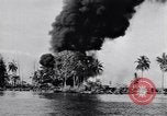 Image burning American vidage d'alimentation d'huile Purata Bougainville Papouasie Nouvelle Guinée, 1943, de la seconde 19 séquences d'archives historiques vidéo 65675029164