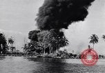 Image burning American vidage d'alimentation d'huile Purata Bougainville Papouasie Nouvelle Guinée, 1943, de la seconde 20 séquences d'archives historiques vidéo 65675029164