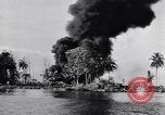 Image burning American vidage d'alimentation d'huile Purata Bougainville Papouasie Nouvelle Guinée, 1943, de la seconde 22 séquences d'archives historiques vidéo 65675029164