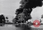 Image burning American vidage d'alimentation d'huile Purata Bougainville Papouasie Nouvelle Guinée, 1943, de la seconde 24 séquences d'archives historiques vidéo 65675029164