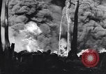 Image burning American vidage d'alimentation d'huile Purata Bougainville Papouasie Nouvelle Guinée, 1943, de la seconde 39 séquences d'archives historiques vidéo 65675029164