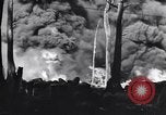 Image burning American vidage d'alimentation d'huile Purata Bougainville Papouasie Nouvelle Guinée, 1943, de la seconde 40 séquences d'archives historiques vidéo 65675029164