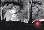 Image burning American vidage d'alimentation d'huile Purata Bougainville Papouasie Nouvelle Guinée, 1943, de la seconde 42 séquences d'archives historiques vidéo 65675029164