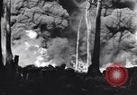 Image burning American vidage d'alimentation d'huile Purata Bougainville Papouasie Nouvelle Guinée, 1943, de la seconde 43 séquences d'archives historiques vidéo 65675029164
