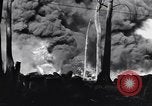 Image burning American vidage d'alimentation d'huile Purata Bougainville Papouasie Nouvelle Guinée, 1943, de la seconde 45 séquences d'archives historiques vidéo 65675029164