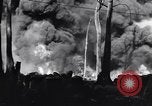 Image burning American vidage d'alimentation d'huile Purata Bougainville Papouasie Nouvelle Guinée, 1943, de la seconde 46 séquences d'archives historiques vidéo 65675029164
