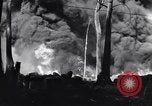 Image burning American vidage d'alimentation d'huile Purata Bougainville Papouasie Nouvelle Guinée, 1943, de la seconde 47 séquences d'archives historiques vidéo 65675029164