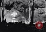 Image burning American vidage d'alimentation d'huile Purata Bougainville Papouasie Nouvelle Guinée, 1943, de la seconde 48 séquences d'archives historiques vidéo 65675029164
