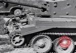 Standbild tank Vergleichstests Zweiten Weltkrieg Aberdeen Maryland USA, 1944, aus Sekunde 33 historischem Filmmaterial Videoclip 65675029165