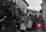 Immagine di Il corteo funebre Alife Italia, 1943, secondo 16 filmato di repertorio 65675029174