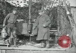 Standbild 102 amerikanische Infanterie Köche Vailly Frankreich, 1918, aus Sekunde 49 historischem Filmmaterial Videoclip 65675029176
