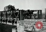 Standbild Fracht entladen Vailly Frankreich, 1918, aus Sekunde 4 historischem Filmmaterial Videoclip 65675029183