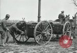 Immagine di A cavallo il campo mobile cucina Francia, 1918, secondo 9 filmato di repertorio 65675029211
