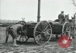 Immagine di A cavallo il campo mobile cucina Francia, 1918, secondo 12 filmato di repertorio 65675029211