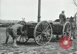 Immagine di A cavallo il campo mobile cucina Francia, 1918, secondo 13 filmato di repertorio 65675029211