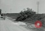 Image un entretien de routine des lignes de communications France, 1918, de la seconde 4 séquences d'archives historiques vidéo 65675029214
