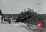 Image un entretien de routine des lignes de communications France, 1918, de la seconde 8 séquences d'archives historiques vidéo 65675029214