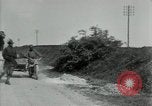 Image un entretien de routine des lignes de communications France, 1918, de la seconde 9 séquences d'archives historiques vidéo 65675029214