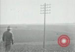 Image un entretien de routine des lignes de communications France, 1918, de la seconde 14 séquences d'archives historiques vidéo 65675029214