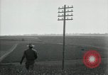 Image un entretien de routine des lignes de communications France, 1918, de la seconde 15 séquences d'archives historiques vidéo 65675029214
