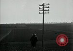 Image un entretien de routine des lignes de communications France, 1918, de la seconde 17 séquences d'archives historiques vidéo 65675029214