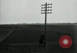 Image un entretien de routine des lignes de communications France, 1918, de la seconde 19 séquences d'archives historiques vidéo 65675029214
