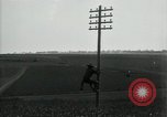 Image un entretien de routine des lignes de communications France, 1918, de la seconde 20 séquences d'archives historiques vidéo 65675029214