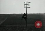 Image un entretien de routine des lignes de communications France, 1918, de la seconde 21 séquences d'archives historiques vidéo 65675029214