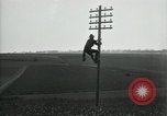 Image un entretien de routine des lignes de communications France, 1918, de la seconde 22 séquences d'archives historiques vidéo 65675029214