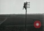Image un entretien de routine des lignes de communications France, 1918, de la seconde 24 séquences d'archives historiques vidéo 65675029214