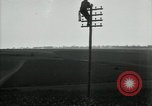 Image un entretien de routine des lignes de communications France, 1918, de la seconde 26 séquences d'archives historiques vidéo 65675029214