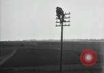 Image un entretien de routine des lignes de communications France, 1918, de la seconde 32 séquences d'archives historiques vidéo 65675029214