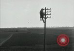 Image un entretien de routine des lignes de communications France, 1918, de la seconde 57 séquences d'archives historiques vidéo 65675029214