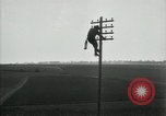Image un entretien de routine des lignes de communications France, 1918, de la seconde 58 séquences d'archives historiques vidéo 65675029214
