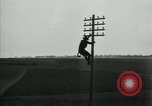Image un entretien de routine des lignes de communications France, 1918, de la seconde 60 séquences d'archives historiques vidéo 65675029214