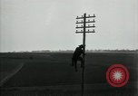 Image un entretien de routine des lignes de communications France, 1918, de la seconde 61 séquences d'archives historiques vidéo 65675029214