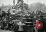 Standbild Tauben veröffentlicht in Celebration Paris Frankreich, 1919, aus Sekunde 9 historischem Filmmaterial Videoclip 65675029217