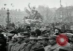 Standbild Tauben veröffentlicht in Celebration Paris Frankreich, 1919, aus Sekunde 33 historischem Filmmaterial Videoclip 65675029217